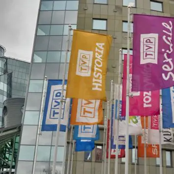 Flagi programów TVP przez budynkiem TVP