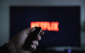 Psychologia oglądania na Netflixie - jak algorytmy Netflixa wpływają na wybory użytkowników i ich nawyki oglądania.