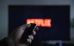 Psychologia oglądania na Netflixie - jak algorytmy Netflixa wpływają na wybory użytkowników i ich nawyki oglądania.