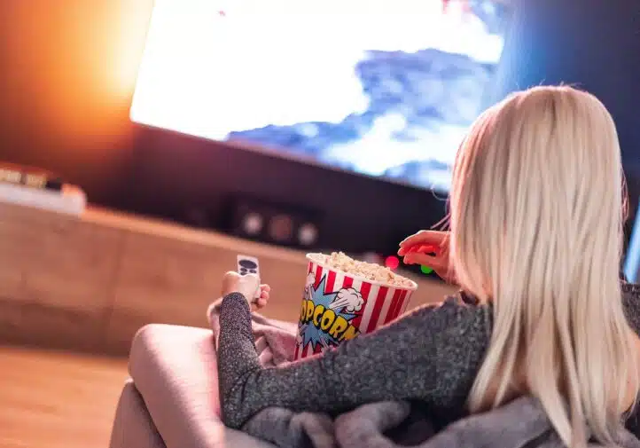 Kobieta ogląda telewizje