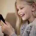Jak wybrać pierwszy telefon dla dziecka? 5 wskazówek dla rodziców