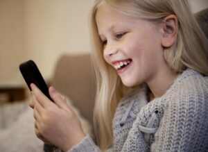 Jak wybrać pierwszy telefon dla dziecka? 5 wskazówek dla rodziców