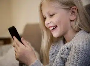 Jak wybrać pierwszy telefon dla dziecka? 5 wskazówek dla rodziców