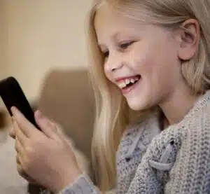 Jak wybrać pierwszy telefon dla dziecka? 5 wskazówek dla rodziców