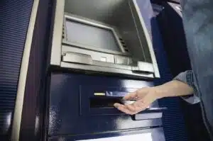Jak inteligentne kamery w strefach bankomatowych zwiększają bezpieczeństwo?