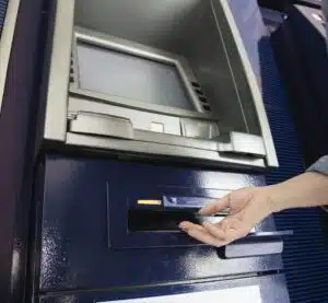 Jak inteligentne kamery w strefach bankomatowych zwiększają bezpieczeństwo?