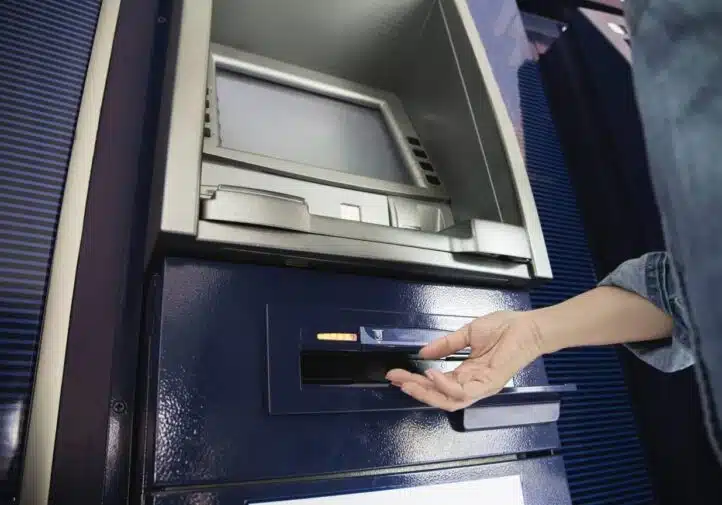 Jak inteligentne kamery w strefach bankomatowych zwiększają bezpieczeństwo?