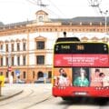 Autobus miejski z reklamą