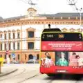 Autobus miejski z reklamą