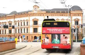 Autobus miejski z reklamą
