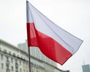 Profesjonalne flagi Polski – czym różnią się od marketowych produktów?