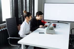 Jak firmy medialne śledzą emisję CO2 i spełniają wymogi raportowania ESG/CSRD? Salesforce Net Zero Cloud w Polsce