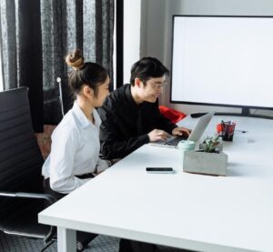 Jak firmy medialne śledzą emisję CO2 i spełniają wymogi raportowania ESG/CSRD? Salesforce Net Zero Cloud w Polsce