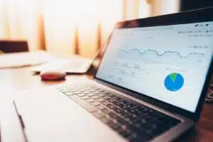 Dlaczego samo wdrożenie Google Analytics 4 to za mało?