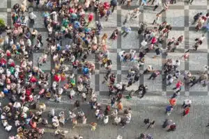 Zdjęcie dużej ilości ludzi na placu